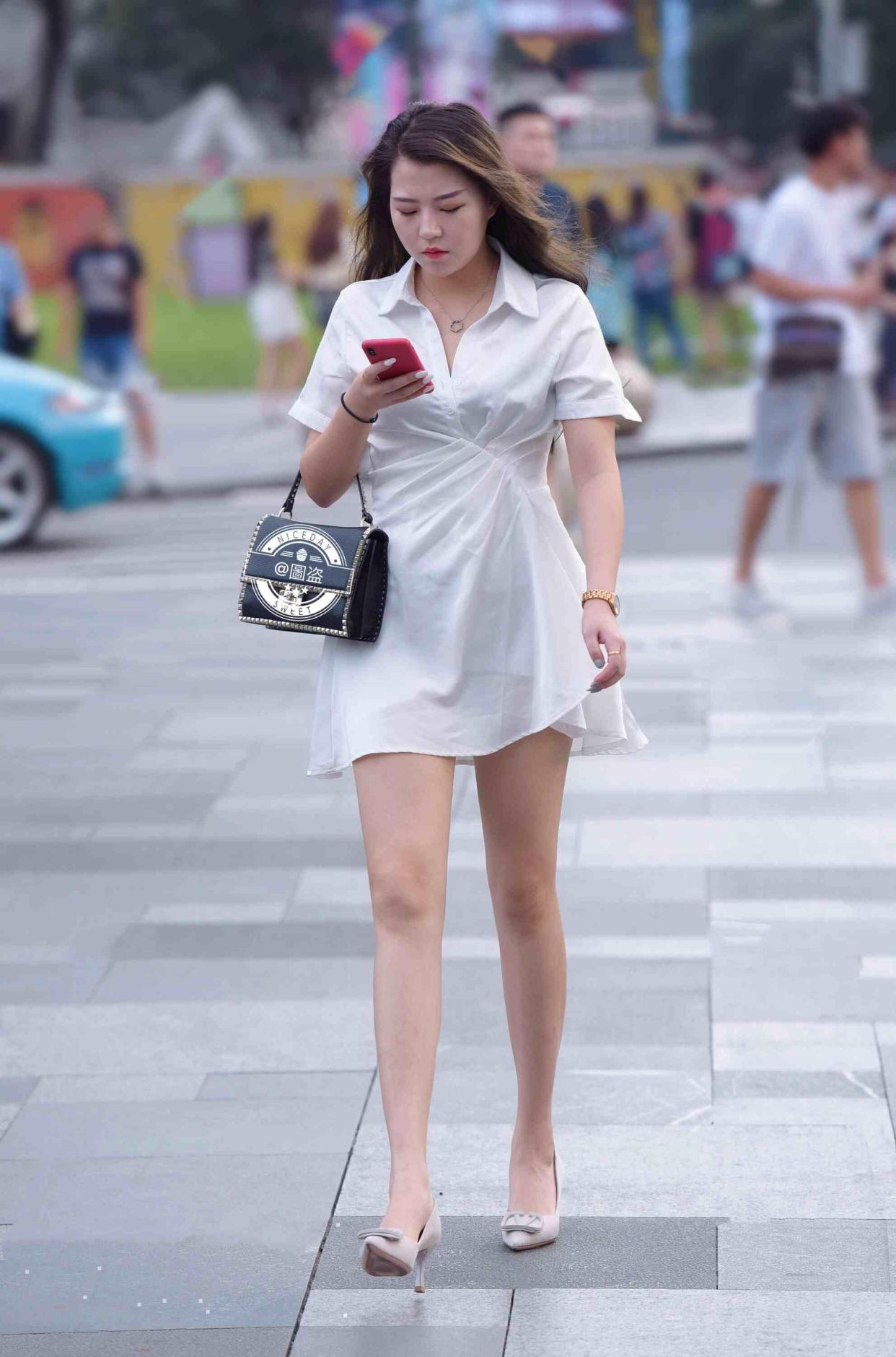 穿"沙漏型"包臀裙的辣妈,简约中透着个性感,显得瘦高