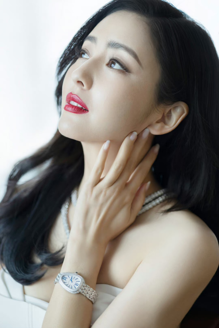 佟丽娅一袭白裙光彩照人,性感尤物,妖娆妩媚!