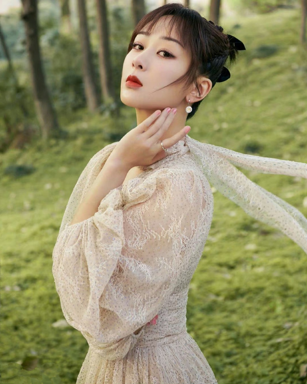 杨紫# 一袭裸色蕾丝长裙,清纯甜美,宛如花仙子,精灵萌动,仙气飘飘