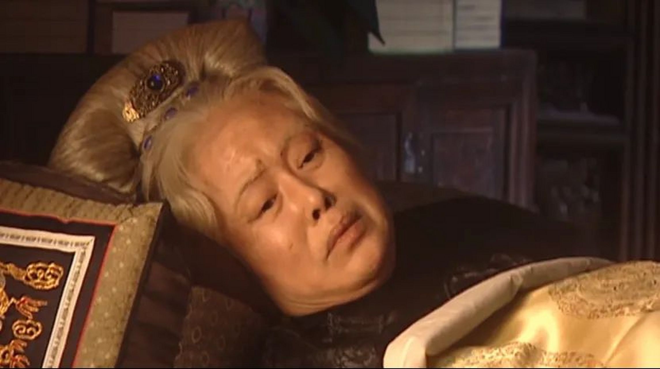 1687年,孝庄病逝.她一手带大的孙子:康熙哀嚎不已,捶胸跳脚.