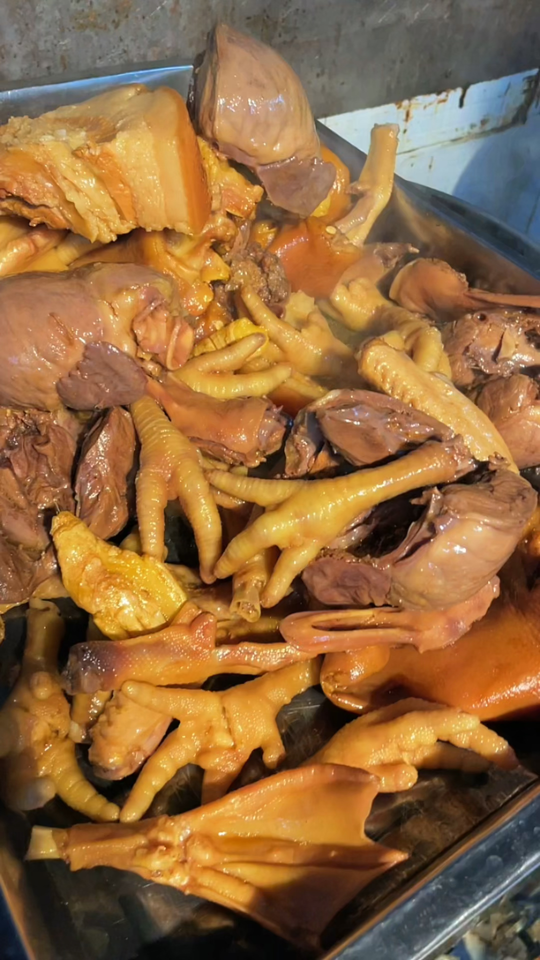 很多人误以为川卤就带麻辣,实际传统的川卤是五香味,后期发展衍生出带