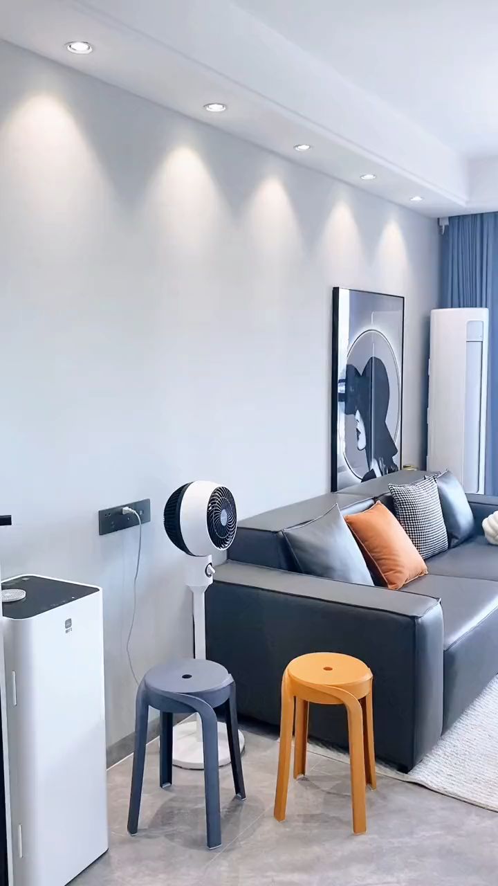 客厅开间3米5,浅灰色地砖通铺,墙面太空漫步乳胶漆