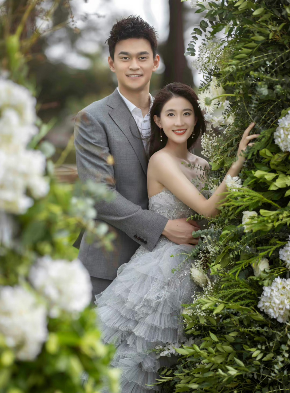 游泳名将和体操女神的组合真是太养眼了,婚纱照拍的唯美又有档次,真心