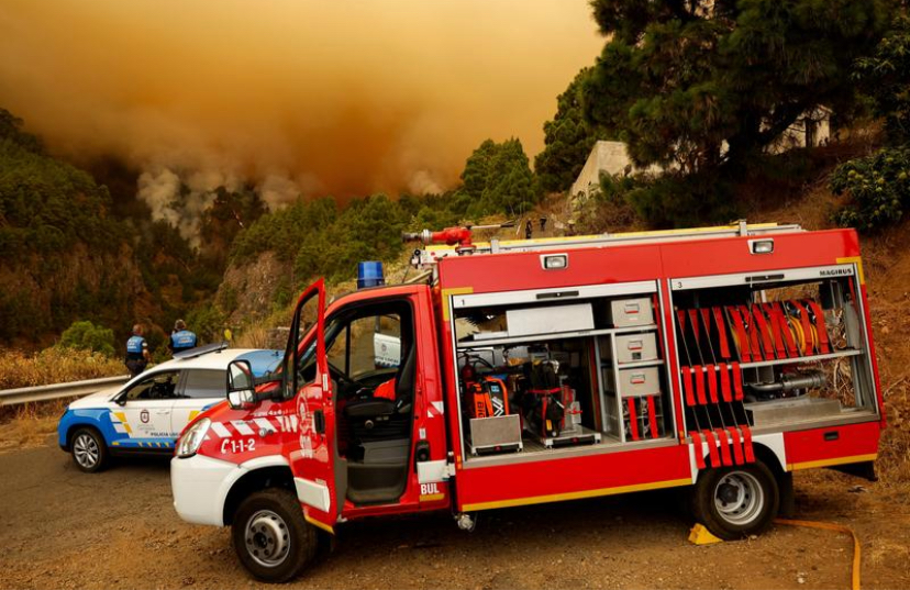 加拿大,夏威夷,特内里费岛……地球仍然遭受猛烈火灾的袭击