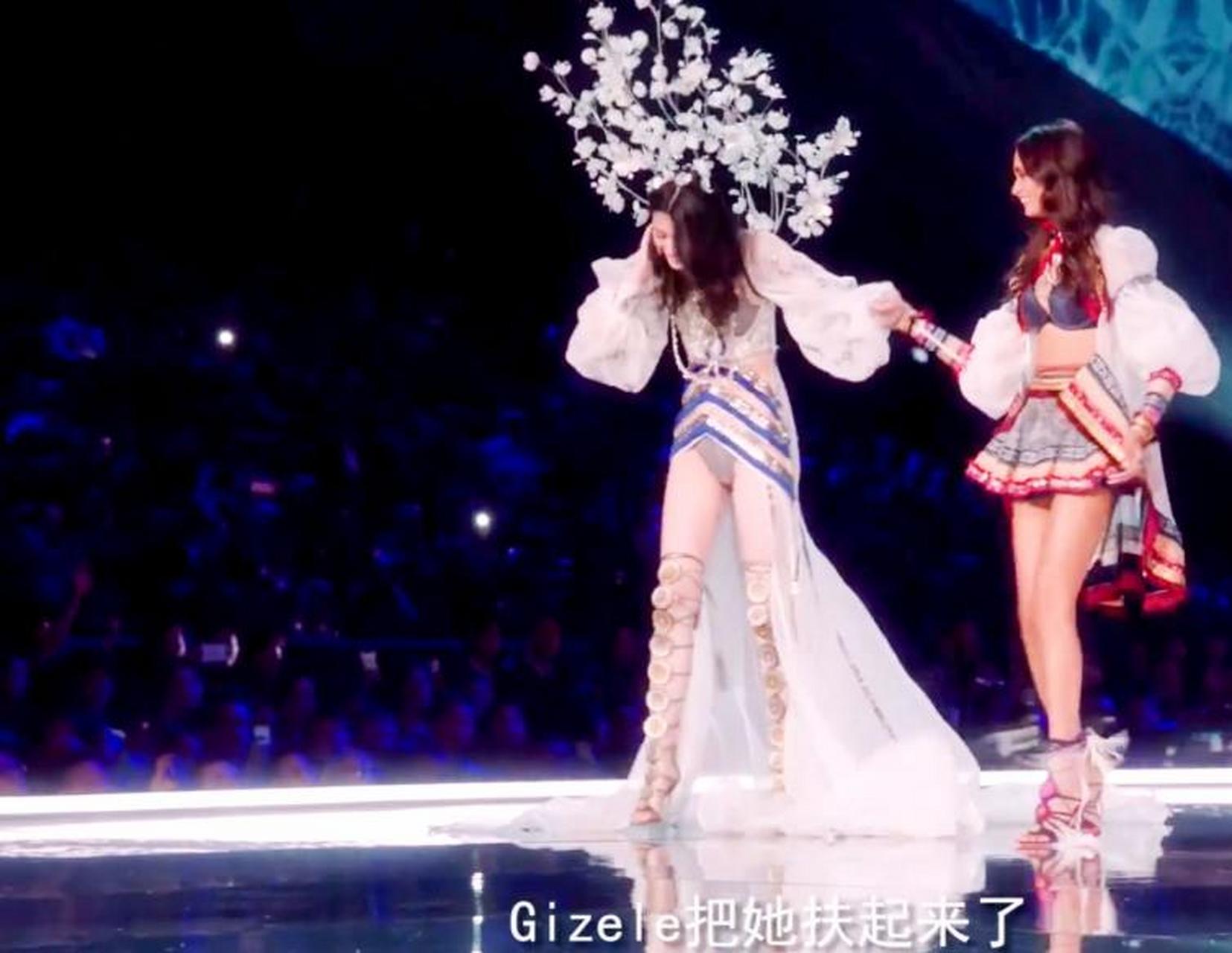 我记得奚梦瑶维密摔倒的那一次是在中国举办的,还是第一次在中国举办