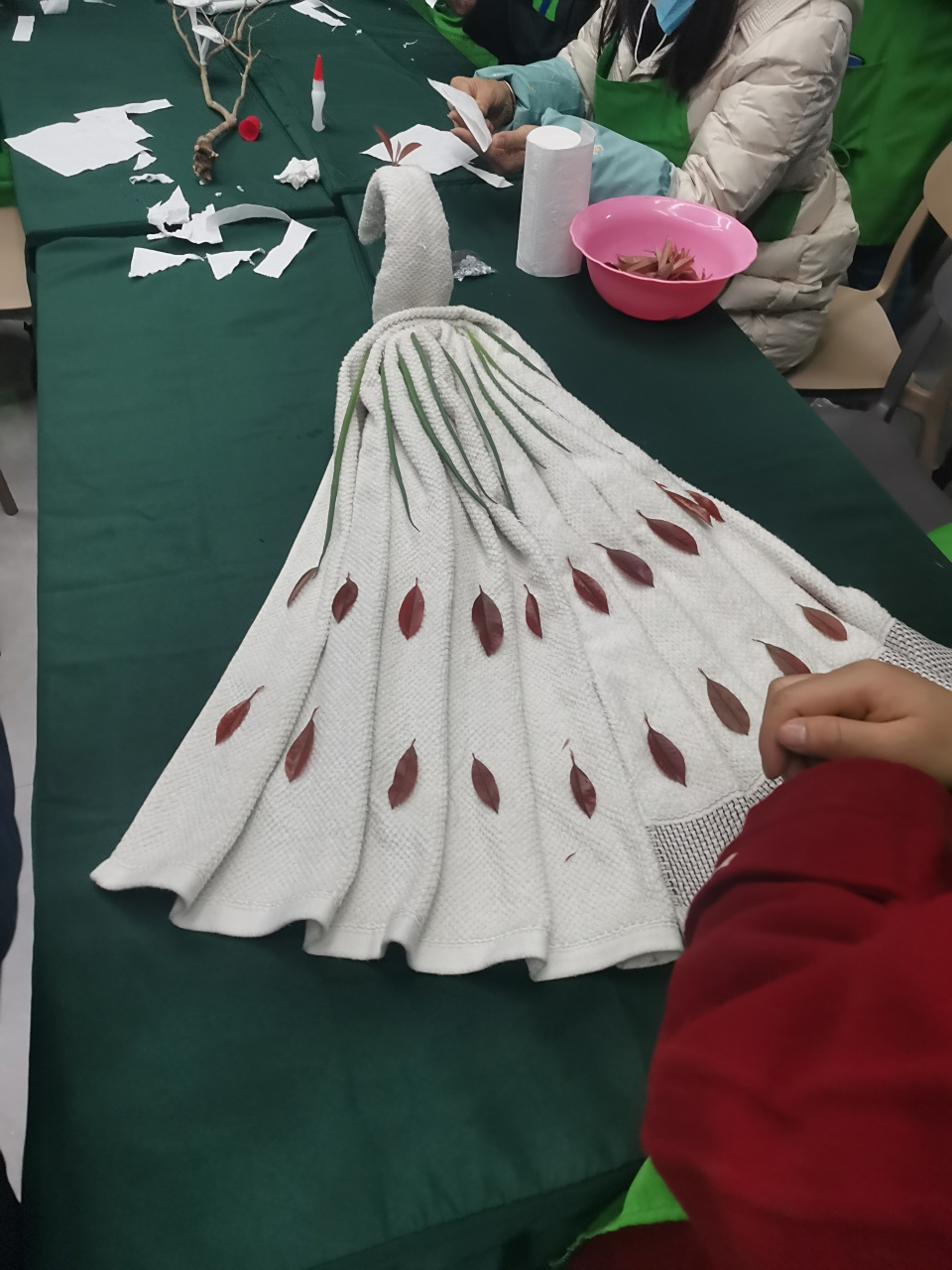 孔雀亦有开屏日,毛巾也可做装饰.#搞笑