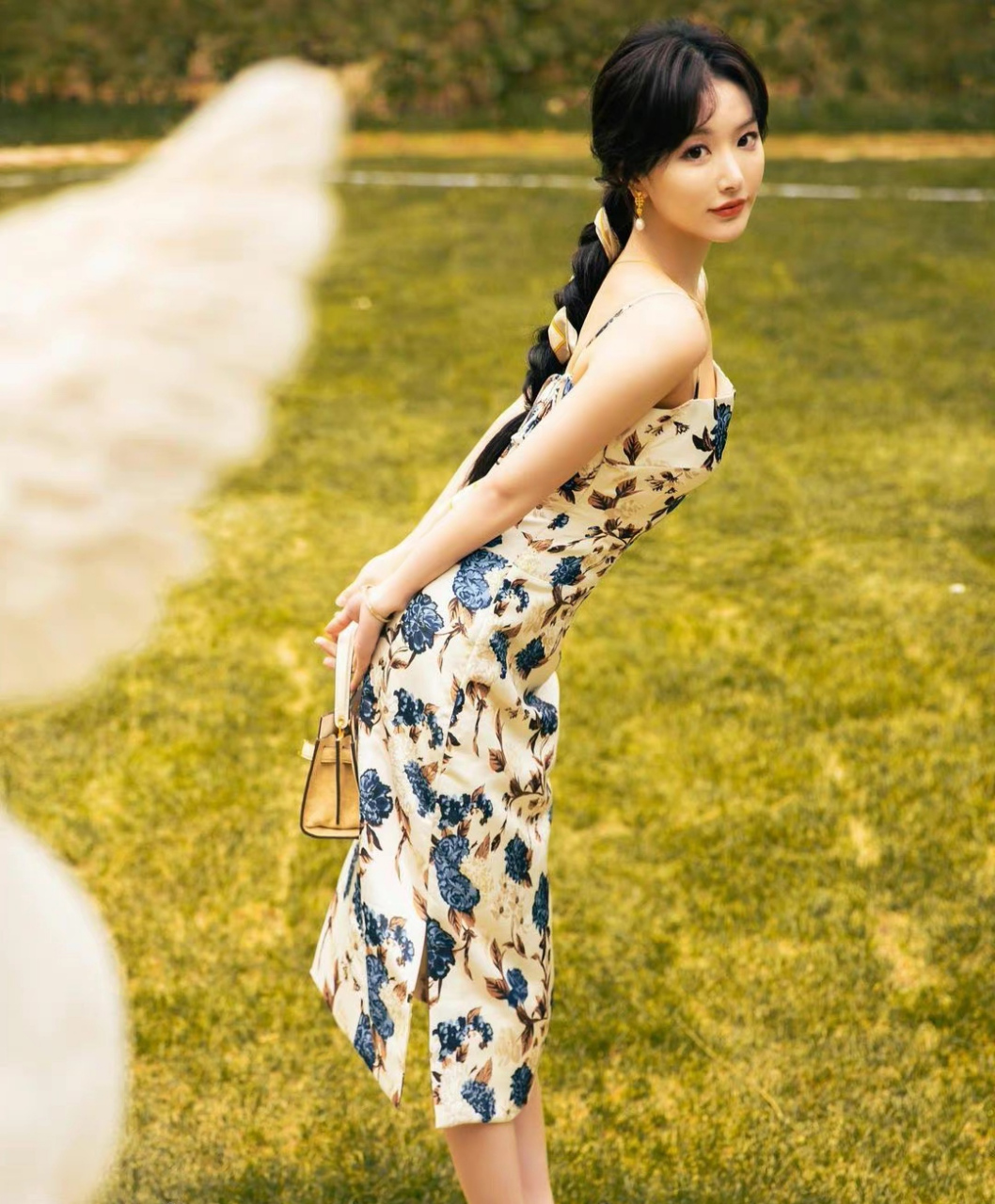 孔雪儿# 复古碎花连衣裙,妩媚优雅,浪漫唯美,妩媚动人