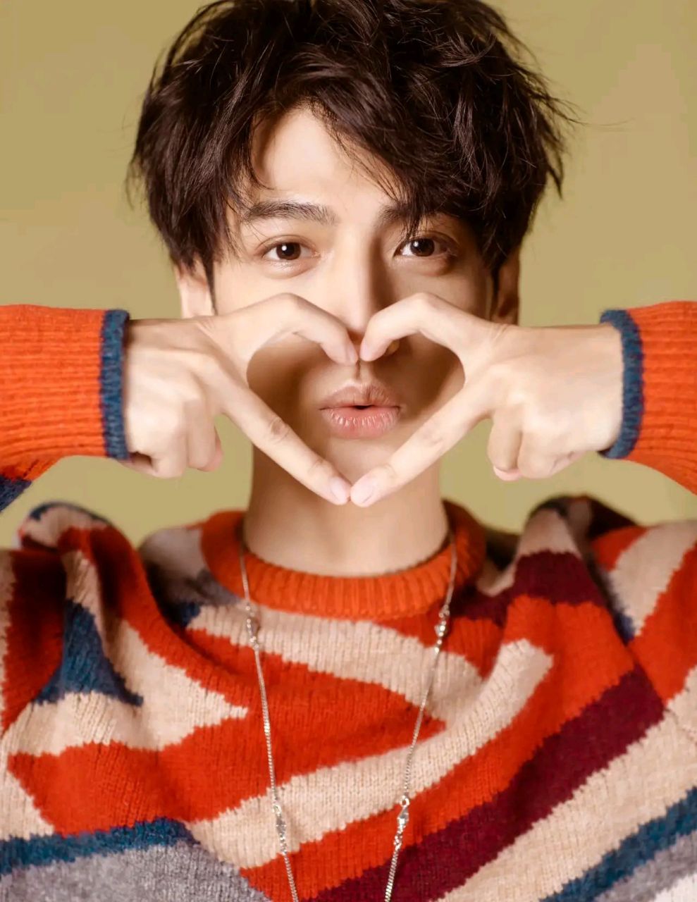 分享几张罗云熙的旧照,原来他很久以前就很潮很厉害啦!