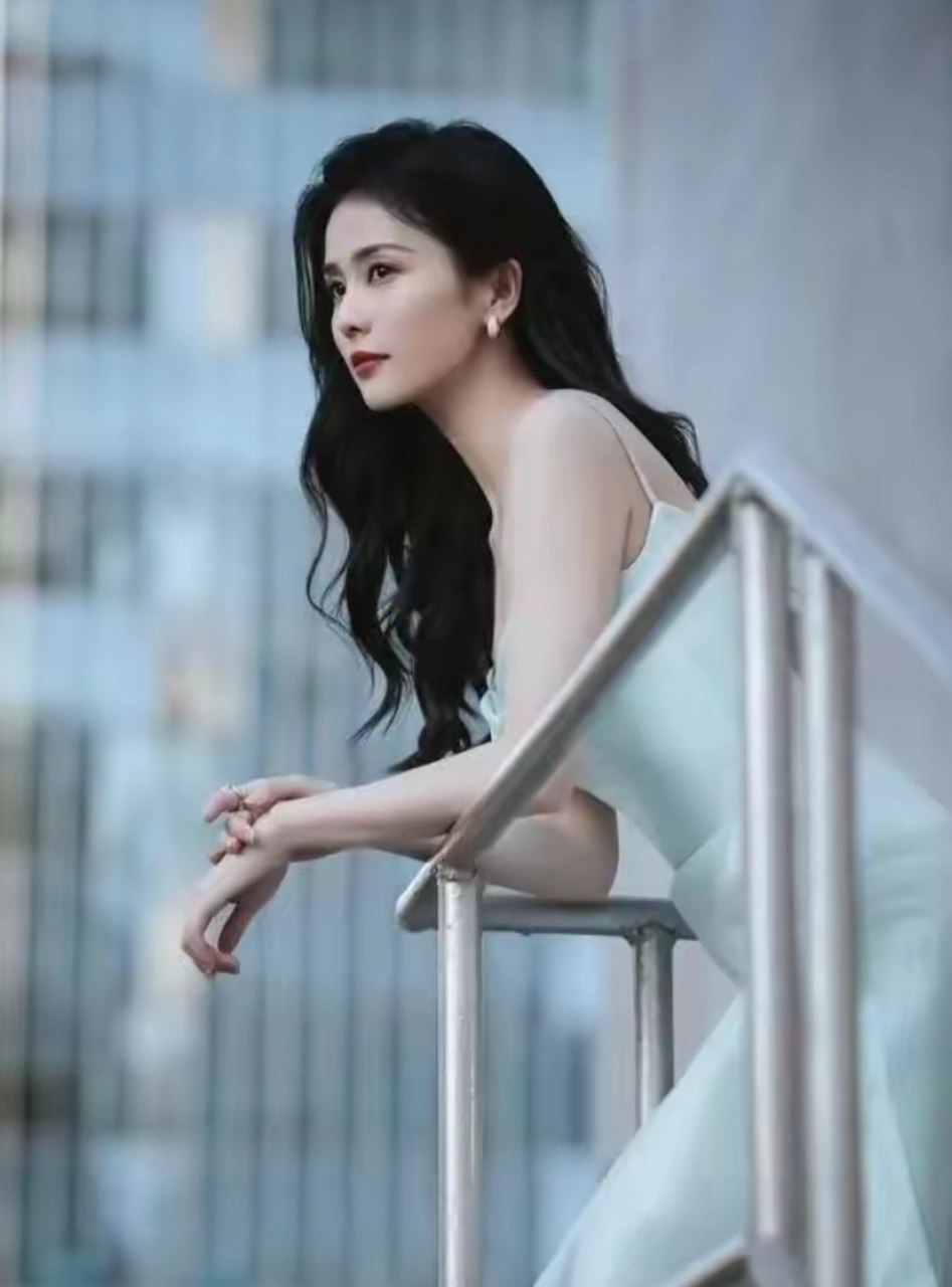 白鹿这身材好招摇,一袭吊带裙露肤度拉满,29岁满满风情    性感与清纯