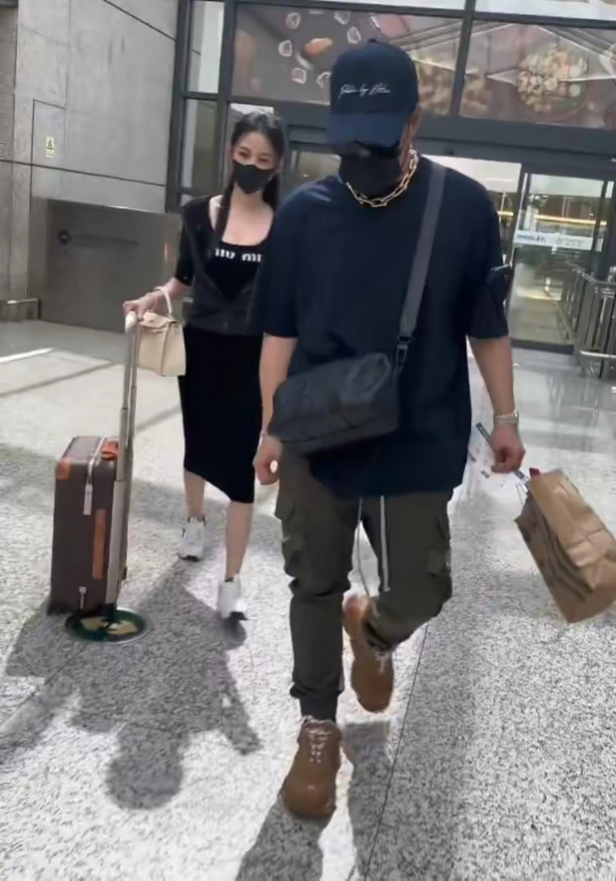 潘玮柏夫妻现身机场,空姐妻子全程透明.