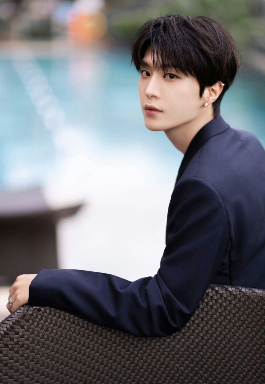 范丞丞虞书欣七夕双人大片来了 范丞丞这侧脸照很迷人 正面看起来阳光