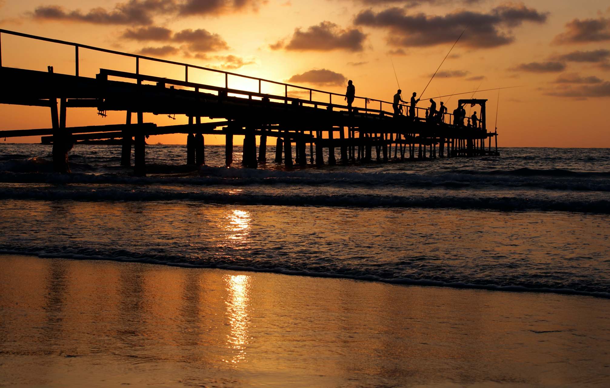 风光摄影的构图可以有多种表现形式,以天空为主或以地面水面为主,前景