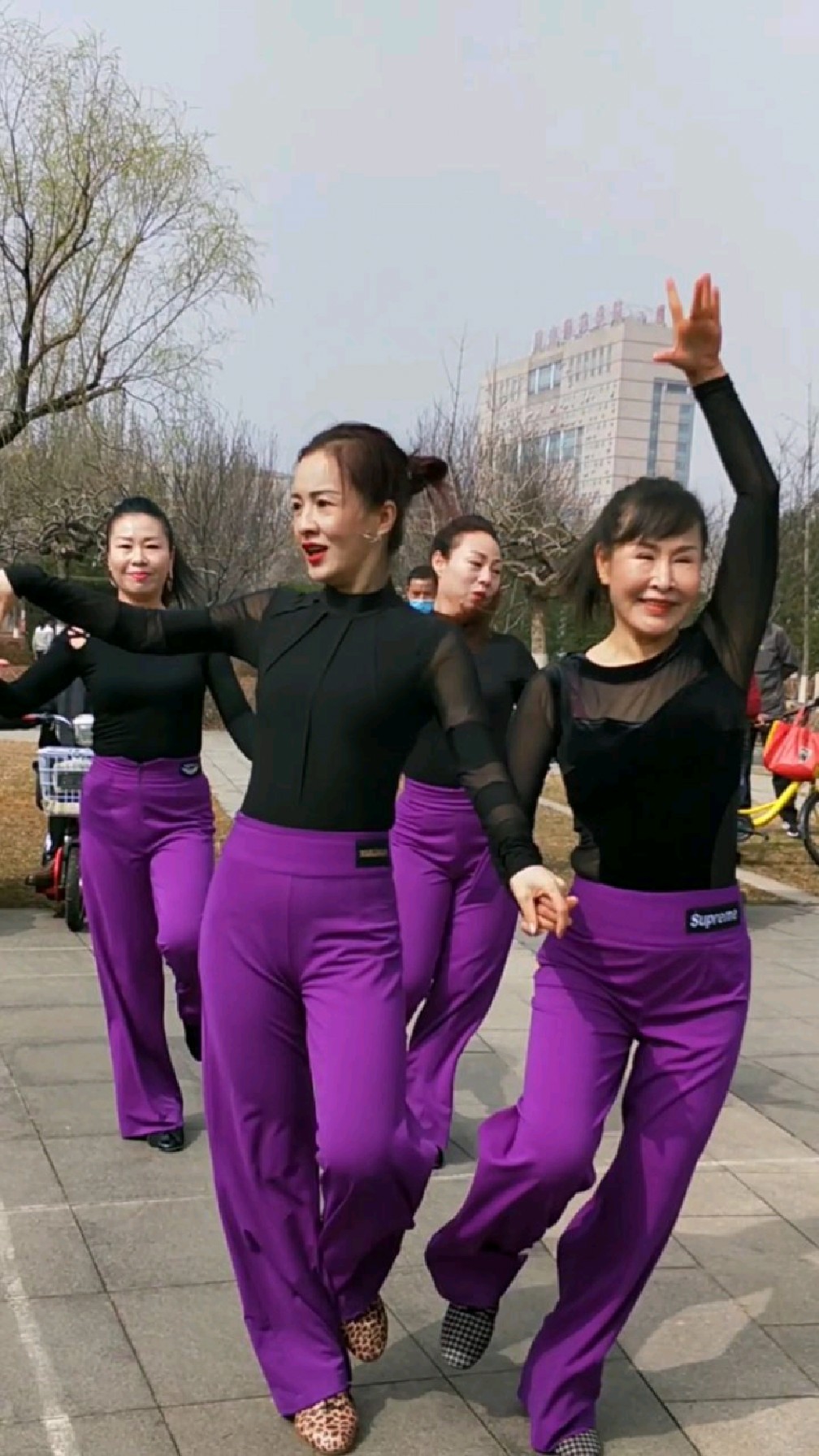 唐山美女们在广场表演精彩吉舞舞姿时尚动感可真好看