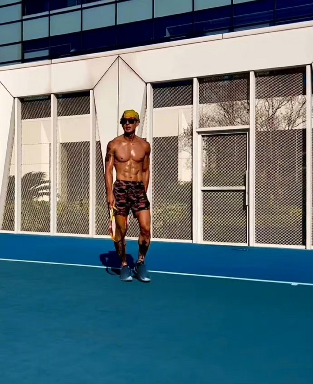 42岁吴尊分享身材媲美专业运动员,这满身古铜色的肌肉没有一年半载练