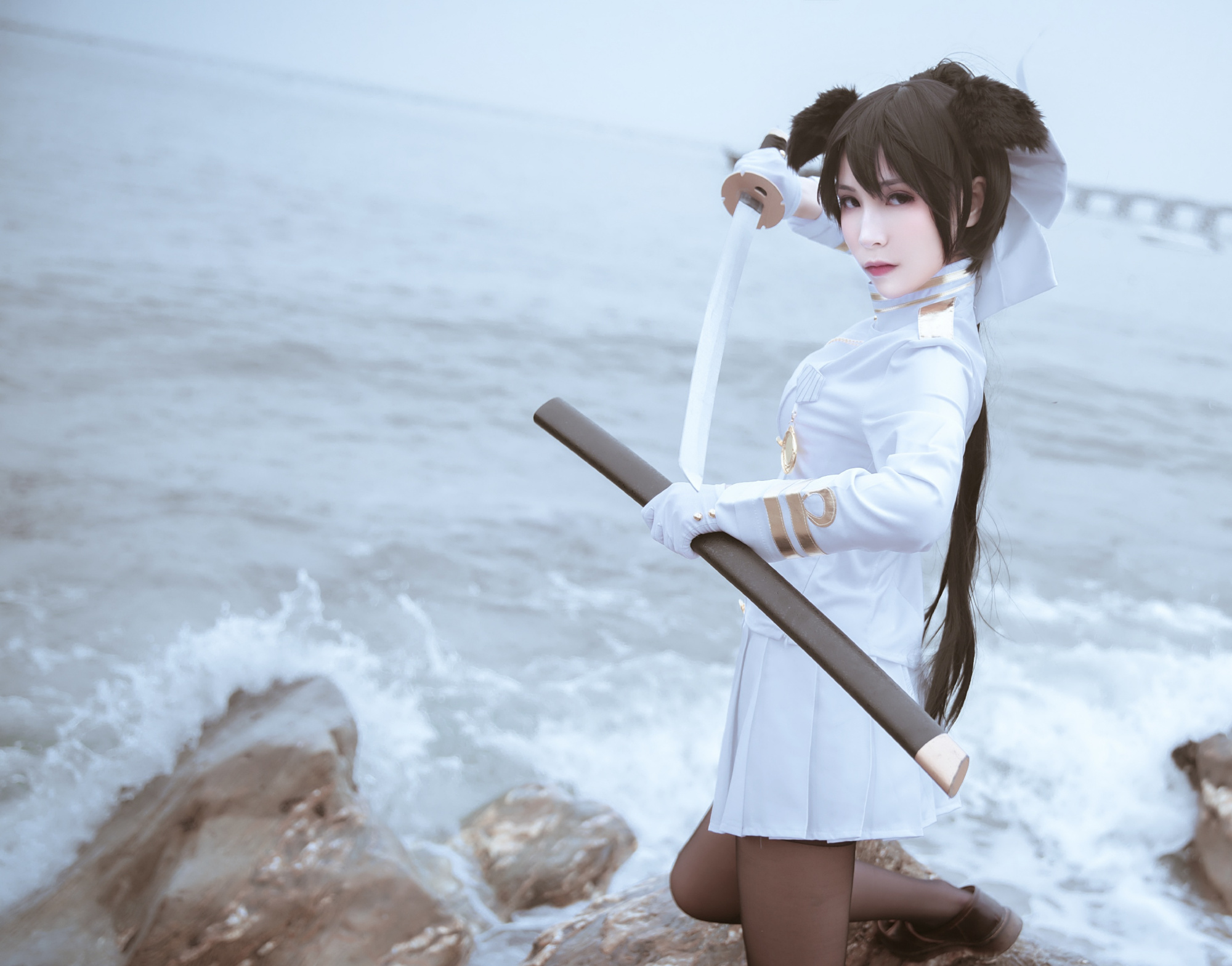 cosplay:海之涯,白色军装短裙配"黑丝"的高雄獒,剑破天之角