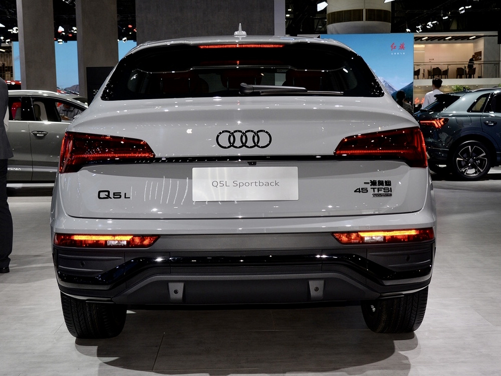 新款奥迪q5l sportback版本,与众不同窗框造型,最美的就是后部尾灯了