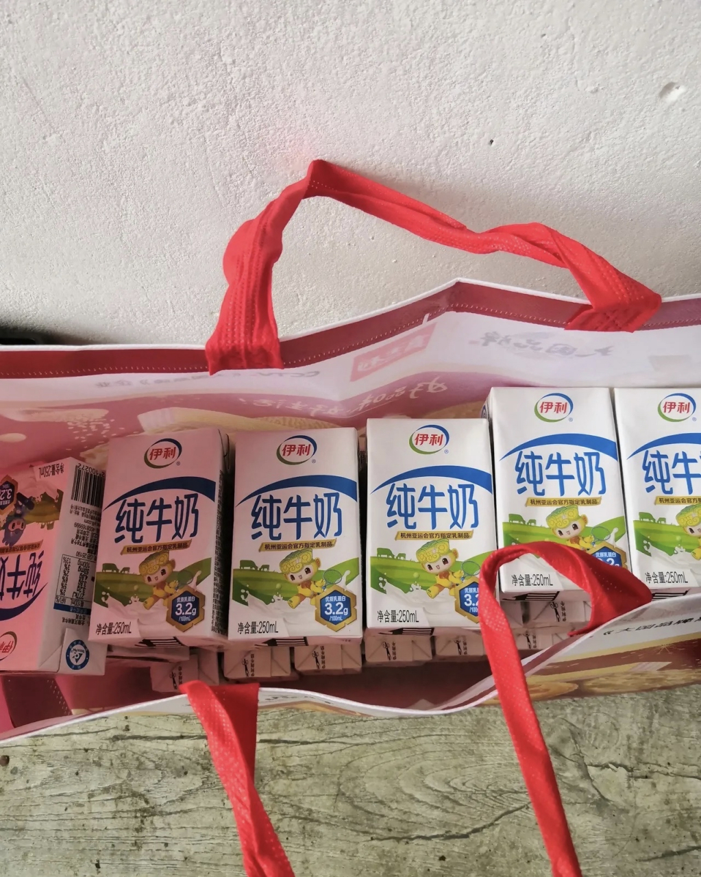去超市买了一箱伊利纯牛奶,超市服务员说:"不要外面的牛奶包装箱少付3