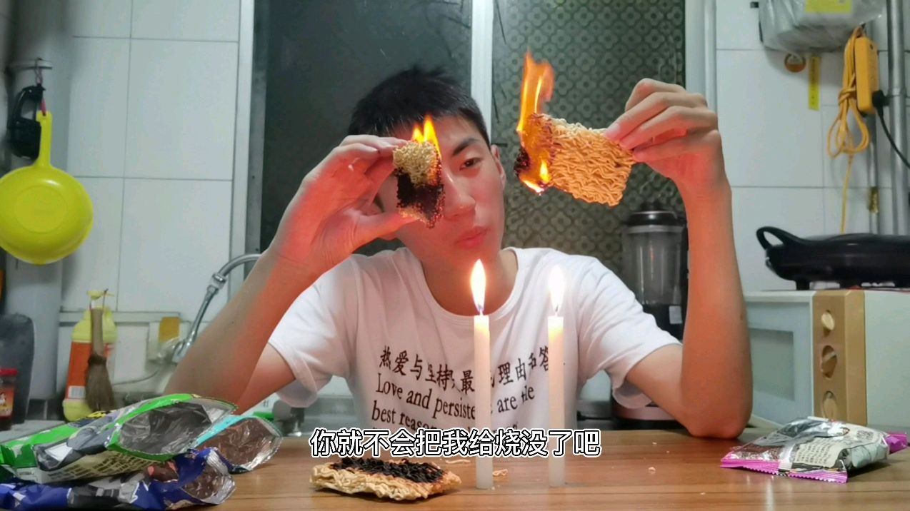 用蜡烛烤泡面没想到居然烤焦了,外焦里嫩鲜嫩多汁,太好吃了!