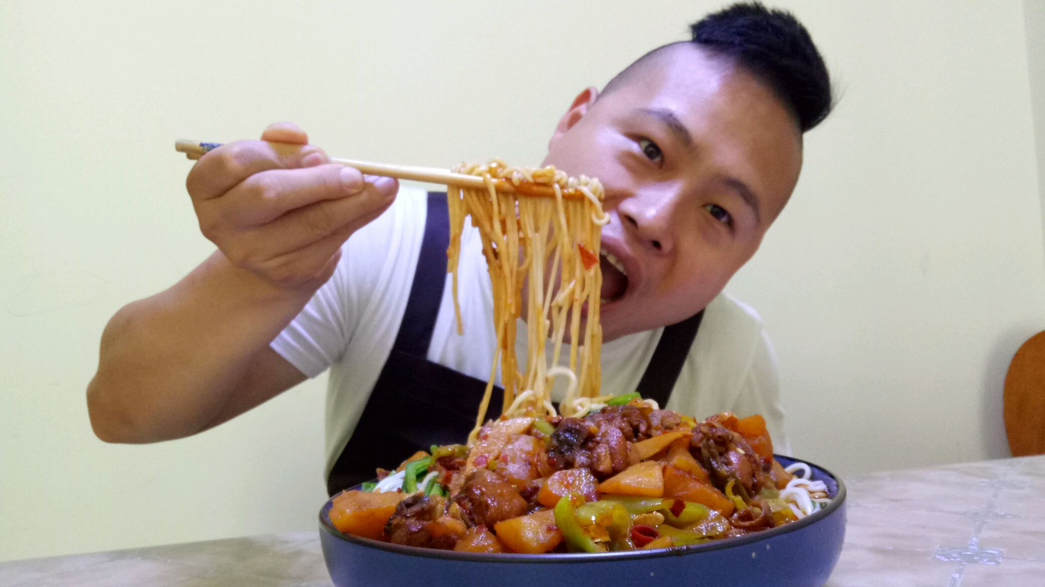 红烧鸡块面,色香味俱全,狂吸了一盆,吃撑了