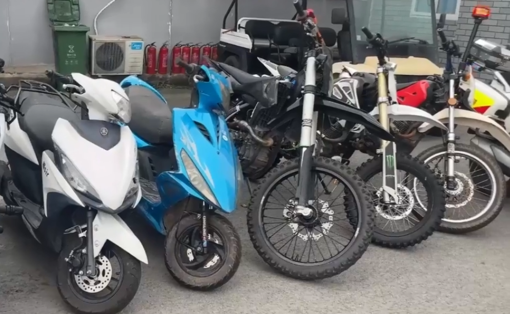 高考前骑摩托车炸街,鬼火少年被罚写800字检查,别样高考不一般