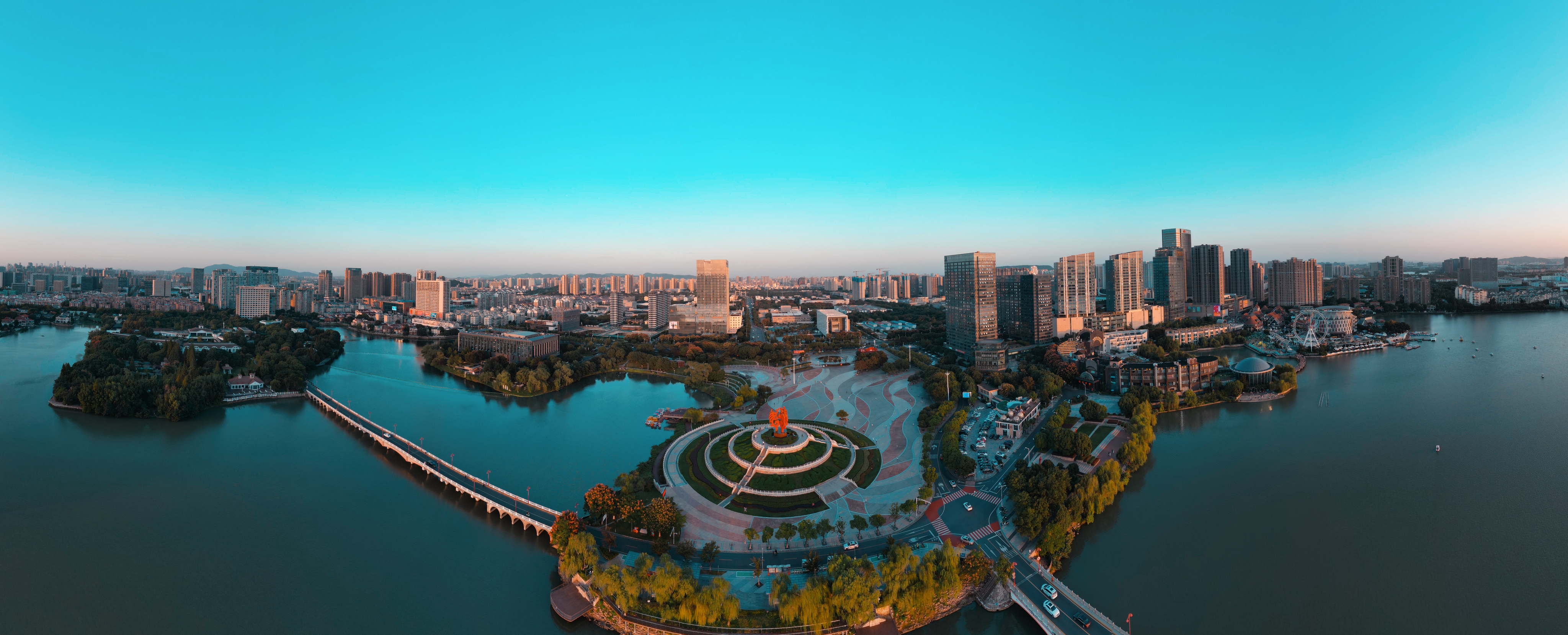 百家湖位于南京江宁区双龙大道,是一个集商业,休闲,娱乐,教育为一体的