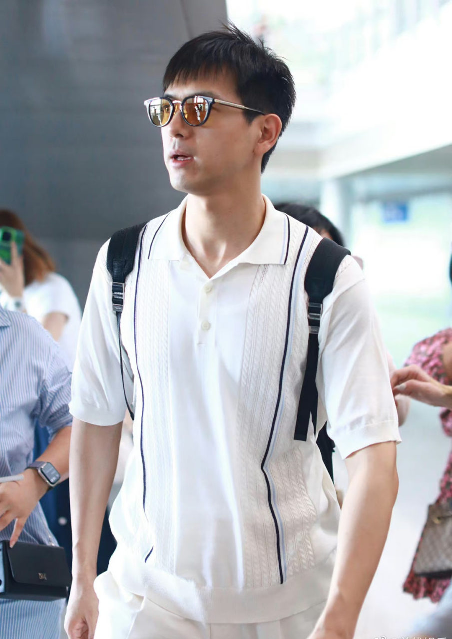 李现昨日机场素颜照,素面朝天已经很抗打了,顺毛李现好乖,好清爽的