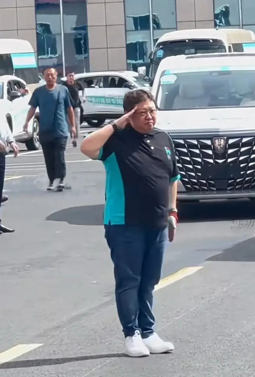 她和她的团队完成对黑龙江桦南县义诊活动,人们列队欢送,韩红敬礼离开