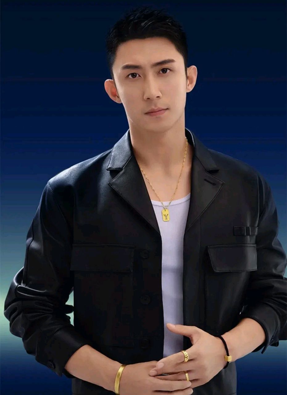 近日,有媒体拍到演员唐晓天谈恋爱,带女友去迪厅,细心的网友发现,在这