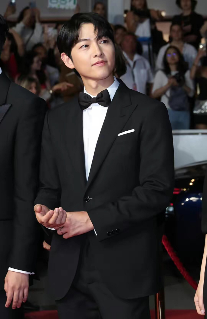 宋仲基这身材和颜值状态保持得太好了,依旧是个妥妥的型男!