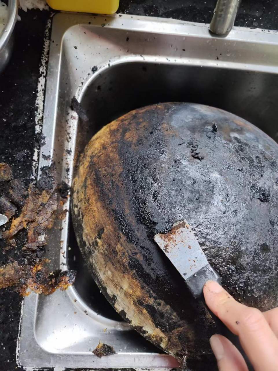 网友:好不容易清理干净,发现锅漏了,人太闲了吗?