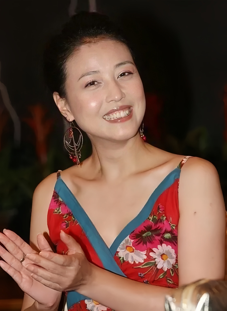 周海媚的气质依旧优雅迷人,尤其是她的身材仍然保持得非常好,完全没有