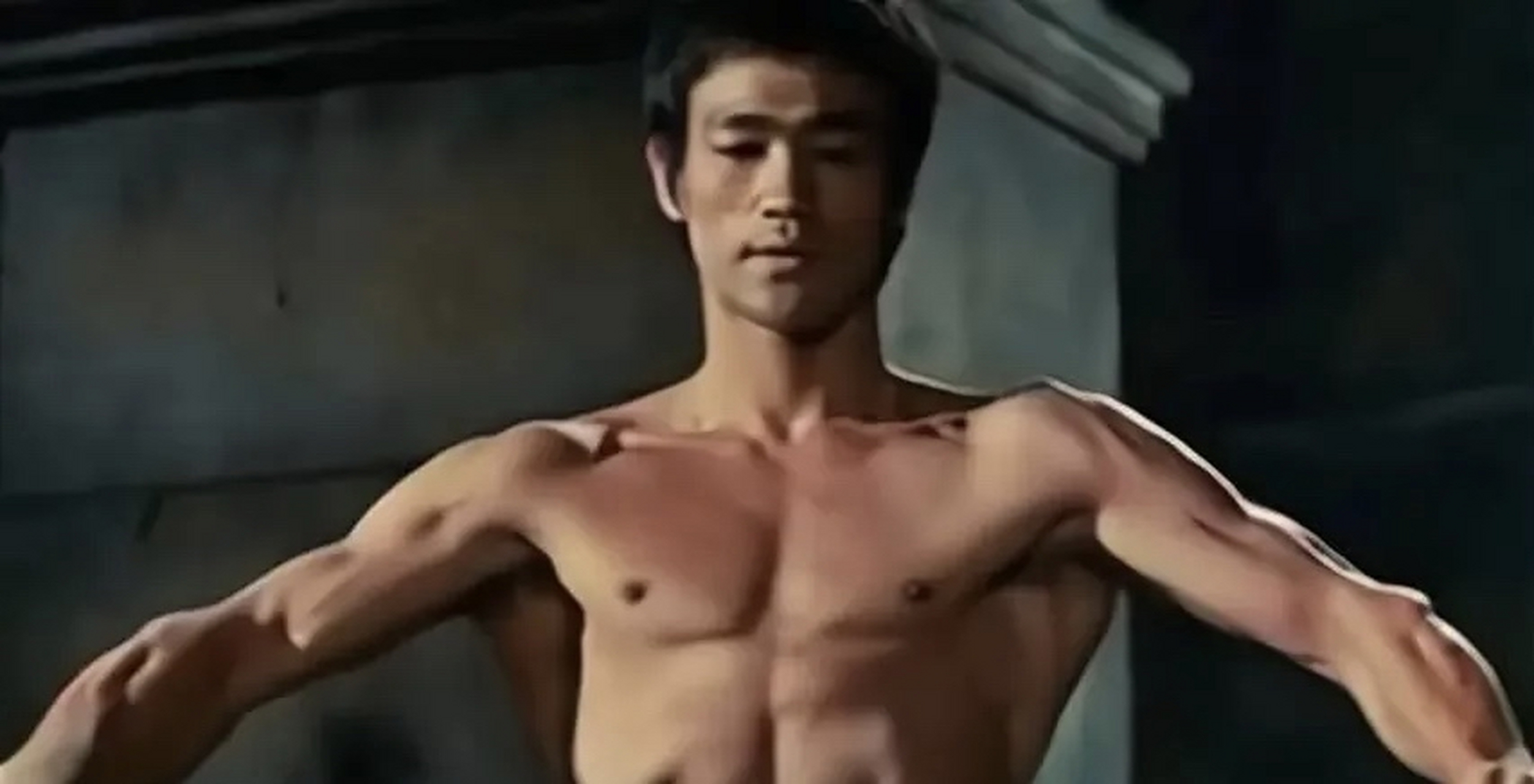 "泰森接受采访时,毫不客气的表示:"不讲擂台规则,我能把李小龙直接