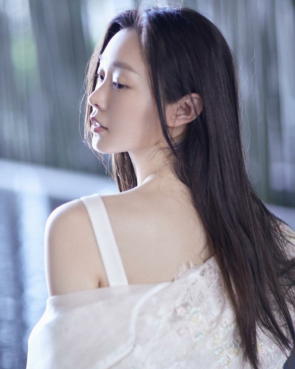 宋轶穿白色吊带连衣裙,温婉清新乖巧怡人  宋轶穿一件白色吊带连衣裙