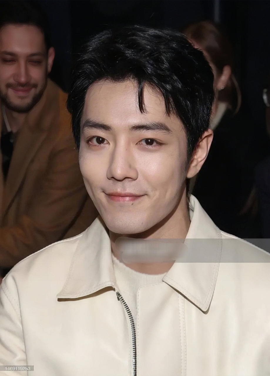 肖战怼脸拍生图vs精修图,没多大差别,这颜值不愧是世界第一帅