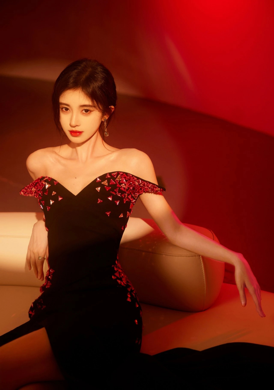 鞠婧祎一组低胸露肩高开叉的造型欣赏. 收腰设计突显火辣曲线.