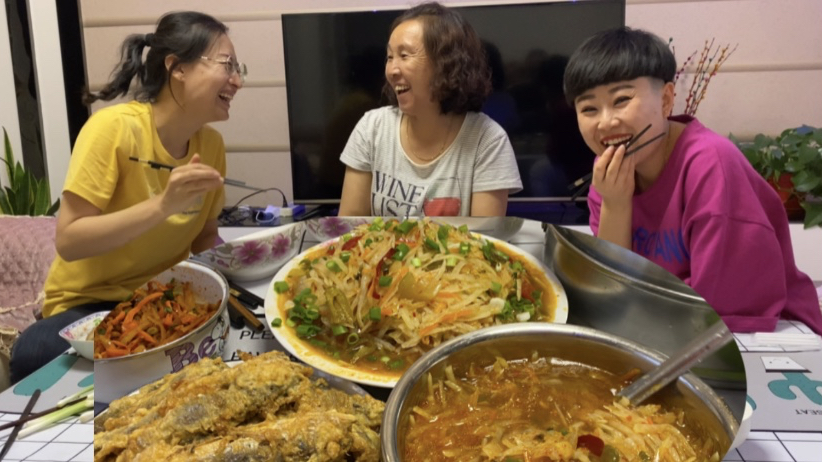 姐姐做山西家常菜“烂腌菜烩土豆丝”,油炸小黄鱼,一家人吃美了
