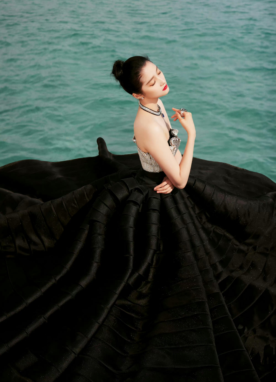 关晓彤戛纳电影节开幕红毯造型,在碧海蓝天之下,她一袭闪钻抹胸黑色