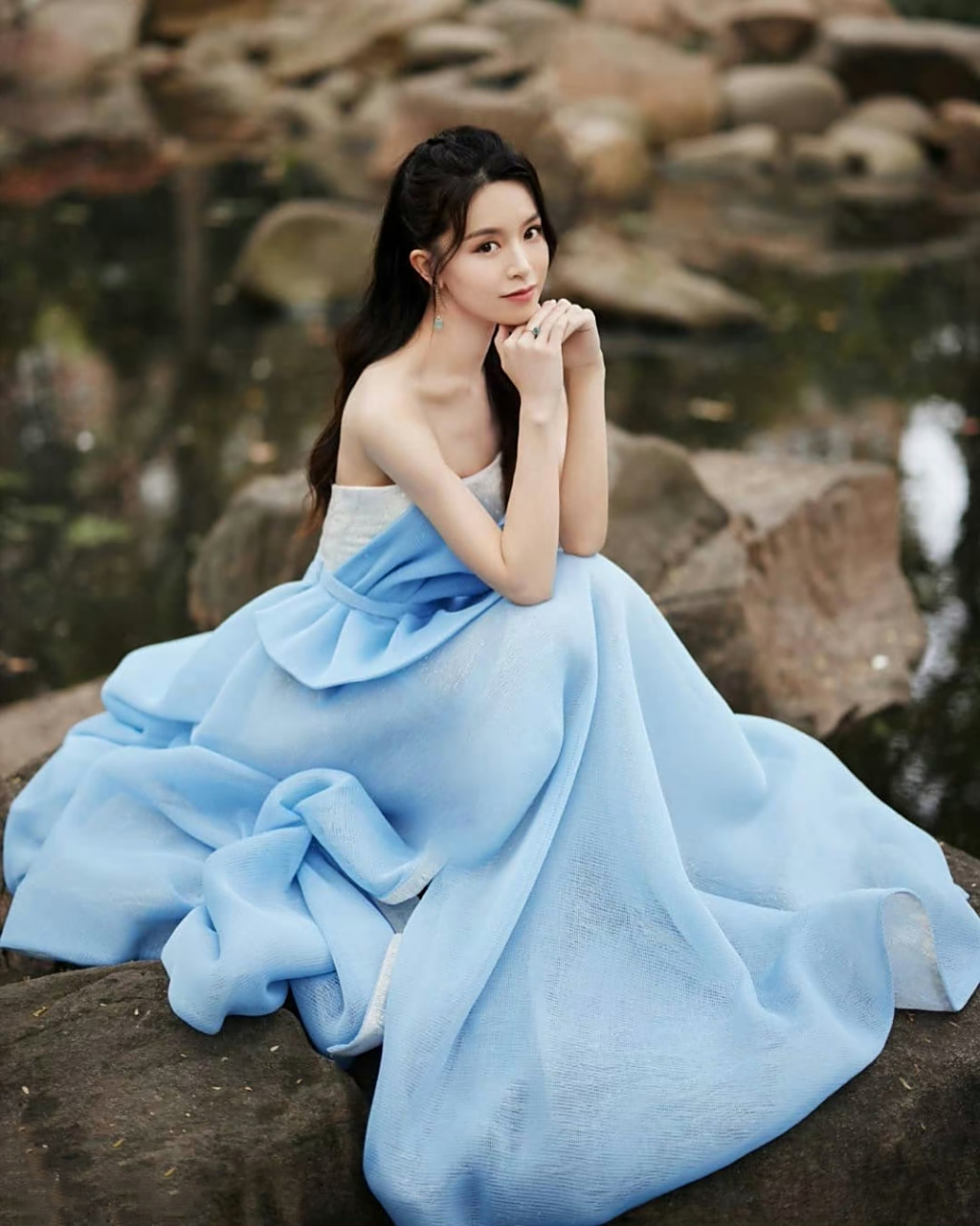 文咏珊# 一袭浅蓝色的礼服,肤白貌美的容颜,窈窕曼妙的身材,前凸呵烫