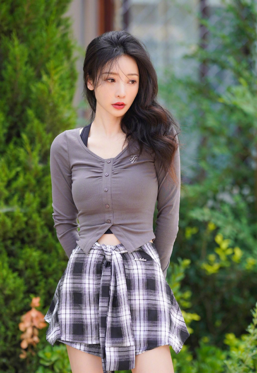 柳岩最新晒照,看起来好美呀,非常健康的美.