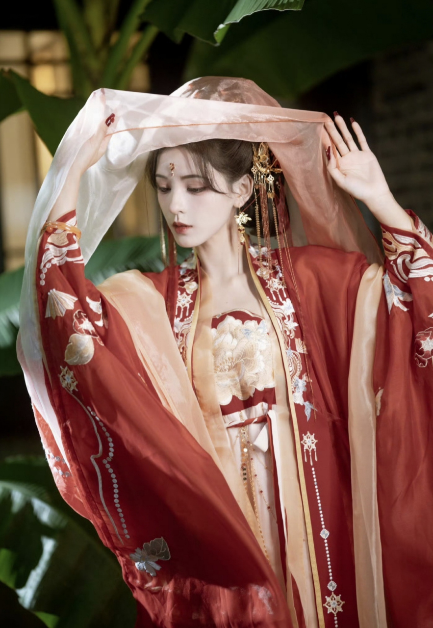 张馨予以身为证,告诉了我们网红脸和国风装的搭配有违和,原本该是大唐