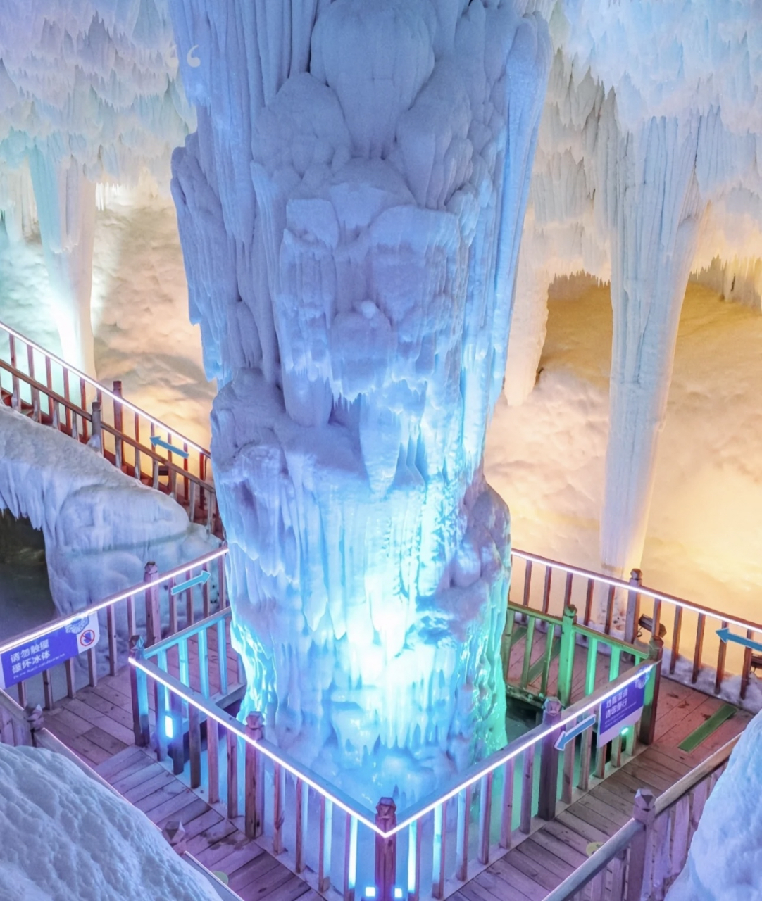 云丘山冰洞群形成于第四季冰川期,距今已经有300多万年的历史.