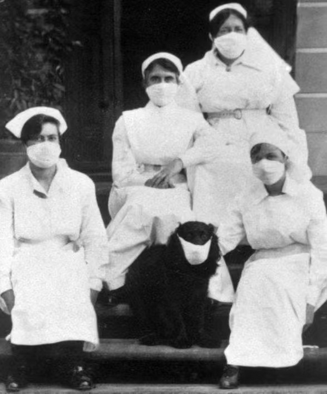 1918年的西班牙,爆发大流感,大家出门都戴上口罩,为了防止感染,还给