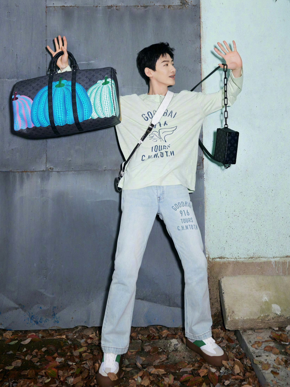 白敬亭翻了翻衣柜,倒腾出自己感觉不错的穿搭.[尬笑]