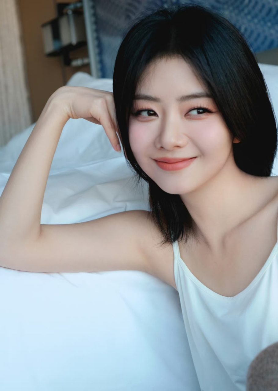 谭松韵新电影上映晒宣传美照,一股小清新气息扑面而来,她穿着白色吊带