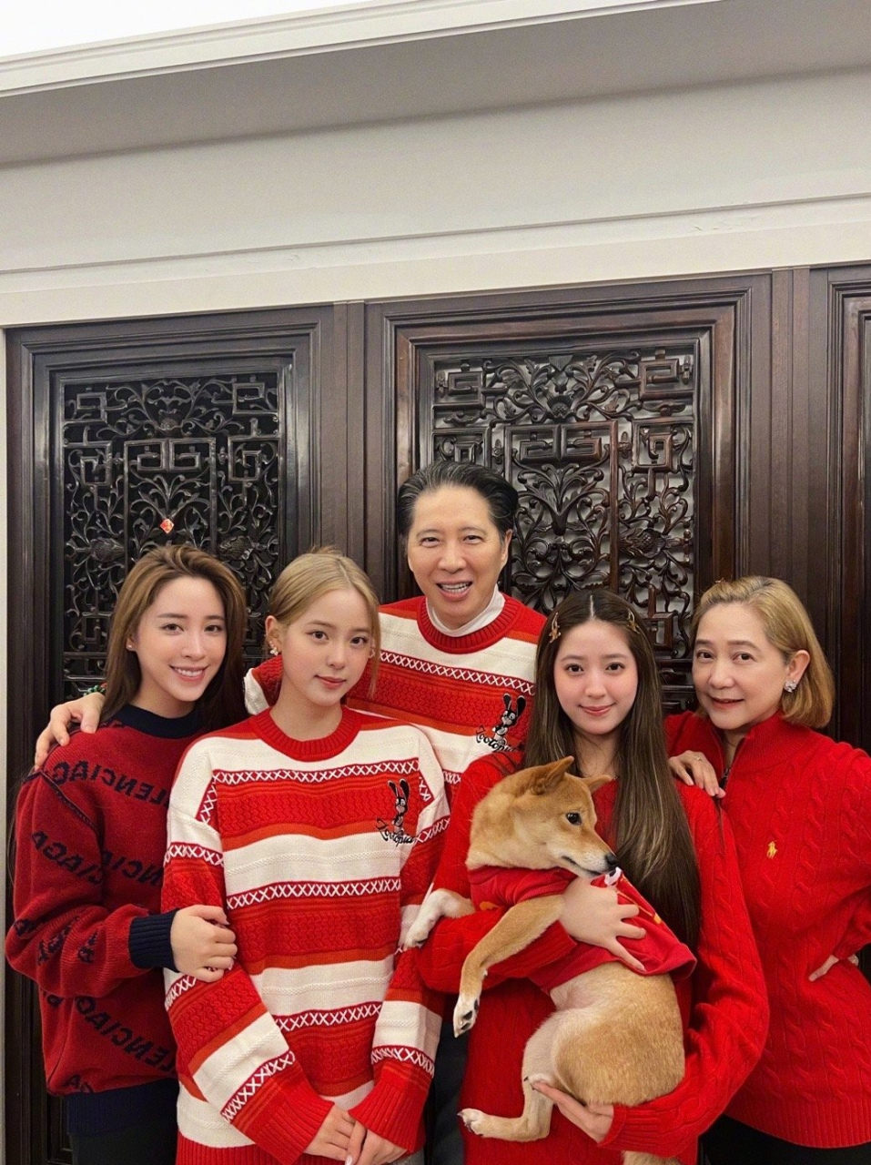 欧阳娜娜一家晒新年全家福,全家颜值都好高!