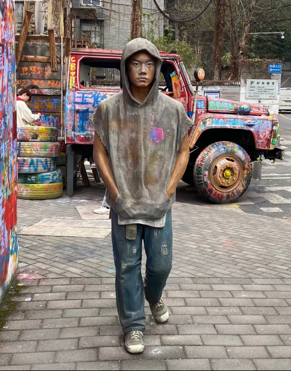 坐标重庆,涂鸦一条街,大家看出这涂鸦雕像是谁的了吗