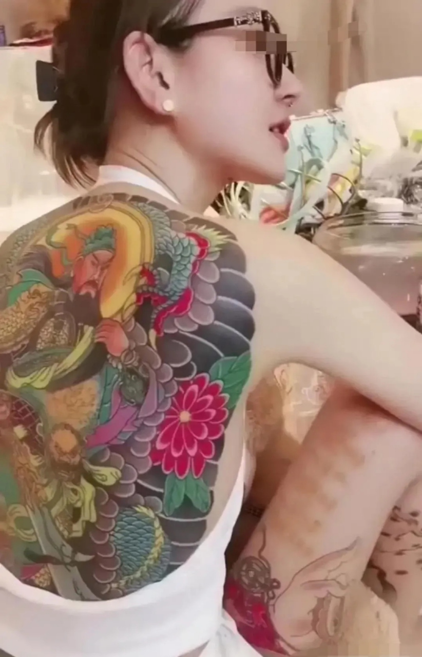 像这样纹身的女人 . 要不活成大哥的女人 . 要不活成大家的女人 .