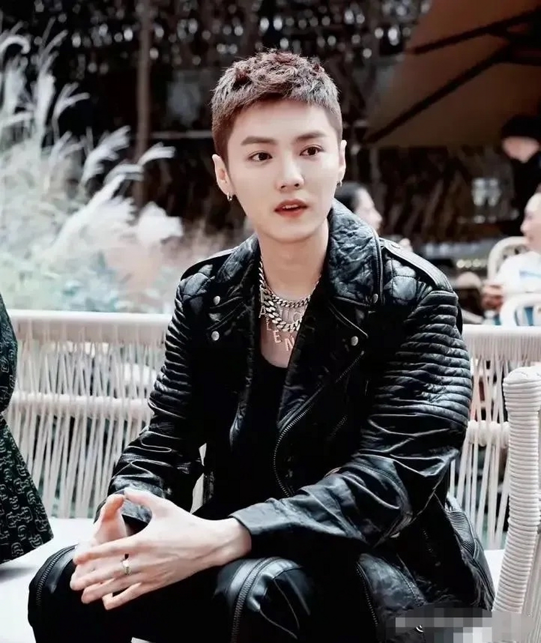 鹿晗换了个头型还是挺好的!皮衣配短发!看着小伙子挺好看,干干净净!