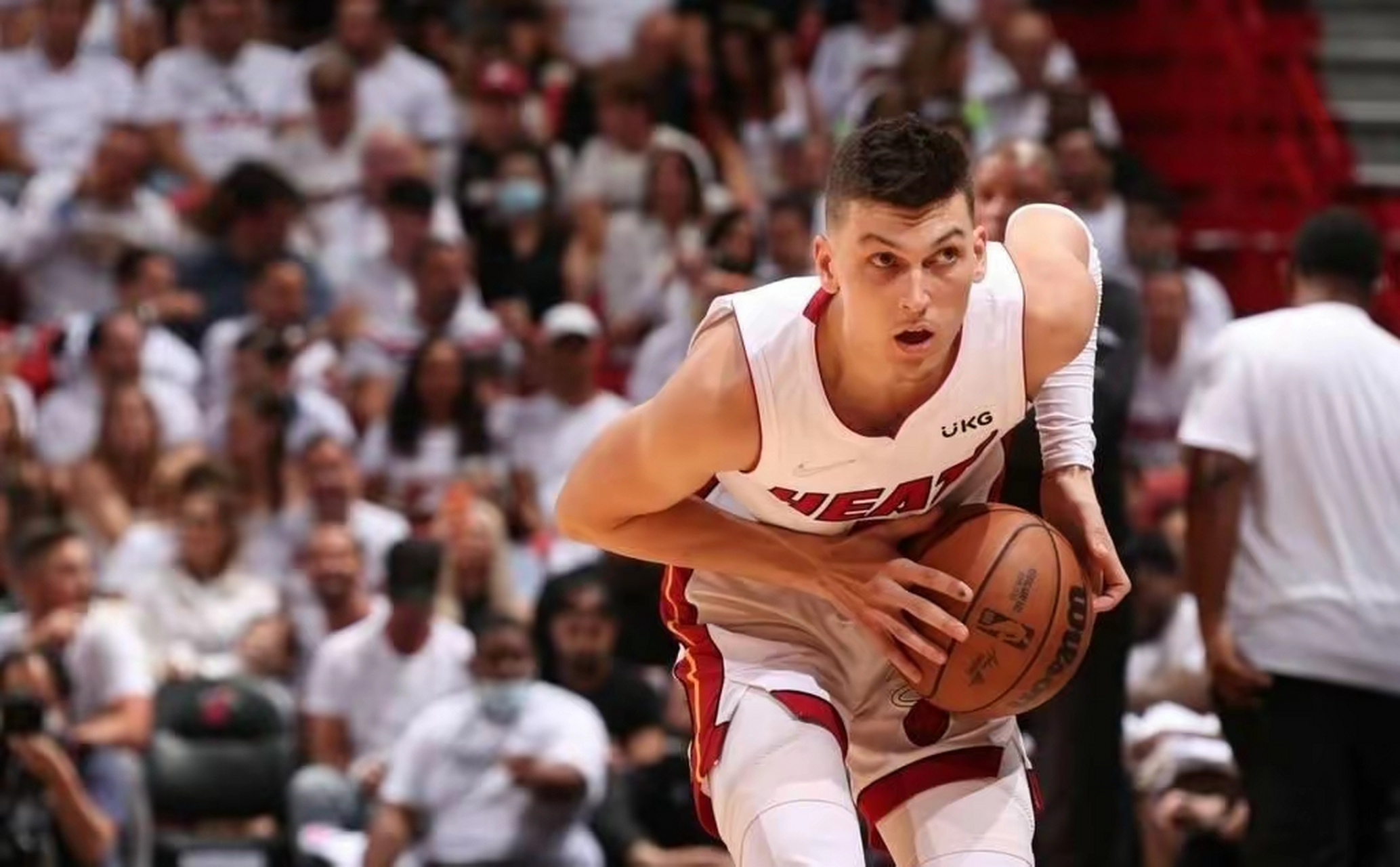 玻璃人希罗又受伤了!热火宣布他因为脚踝扭伤,需要休息两周左右时间.