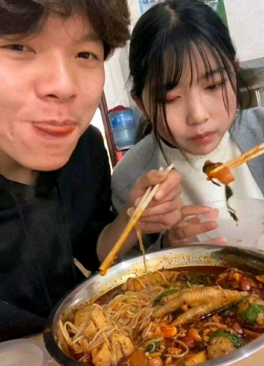 九年过去了,麻辣烫已经不在是廉价的路边摊,都已经是连锁的大品牌了.